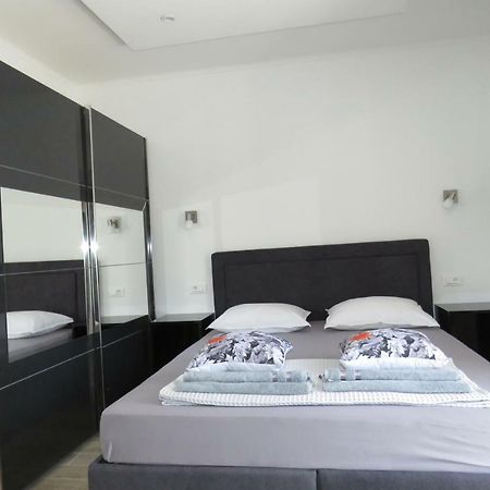 Отель Lux Dalmatia I & R Макарска Экстерьер фото